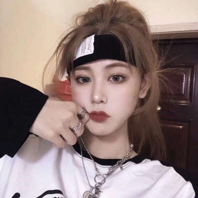 王子文六一带小孩海边游玩 去年曾被曝隐婚生子