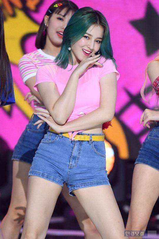 17亿元销售费用难救滞销“神药”:中成药龙头净利腰斩,董事长总裁提前离场