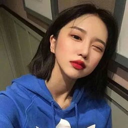 救护车被撞侧翻 小伙儿踹窗救出5人
